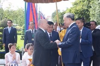 Quốc vương Norodom Sihamoni đón Chủ tịch nước Tô Lâm. Ảnh: TTXVN 
