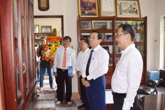 Bí thư Thành ủy Thành phố Hồ Chí Minh Nguyễn Văn Nên tham quan phòng lưu giữ tư liệu, hình ảnh tại gia đình cố Giáo sư, Nhà giáo Nhân dân Trần Văn Giàu (ảnh Đan Như).