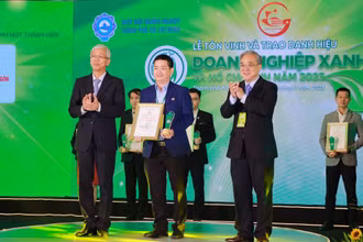 Ông Lâm Quốc Thanh, Tổng Giám đốc SATRA nhận Giấy chứng nhận và Kỷ niệm chương tại Lễ Tôn vinh và trao danh hiệu “Doanh nghiệp xanh Thành phố Hồ Chí Minh năm 2023”. 