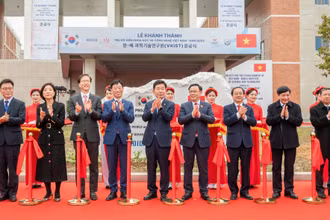 Chủ tịch Quốc hội Vương Đình Huệ, Chủ tịch Quốc hội Hàn Quốc Kim Jin Pyo và các đại biểu thực hiện nghi thức khánh thành trụ sở của VKIST. 