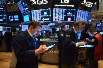 Hoạt động tại Sàn giao dịch chứng khoán New York, Mỹ. (Ảnh: AFP/TTXVN)