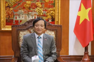 Đại sứ Việt Nam tại Lào Nguyễn Bá Hùng trả lời phỏng vấn phóng viên TTXVN. 