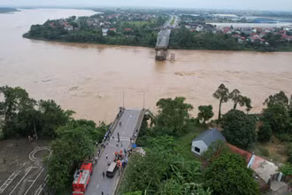 Sự cố sập nhịp cầu Phong Châu. (Ảnh: NGỌC LONG)