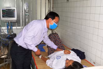 Thăm khám cho bệnh nhân nhiễm sốt xuất huyết tại Bệnh viện đa khoa trung tâm Tiền Giang.