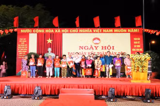 Phó Thủ tướng Lê Minh Khái tặng quà cho các gia đình chính sách khó khăn tại Ngày hội.