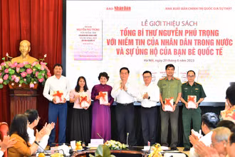 Trưởng Ban Tuyên giáo Trung ương Nguyễn Trọng Nghĩa và Tổng Biên tập Báo Nhân Dân Lê Quốc Minh trao sách tặng đại diện một số cơ quan, địa phương, đơn vị, trường học, thư viện. 