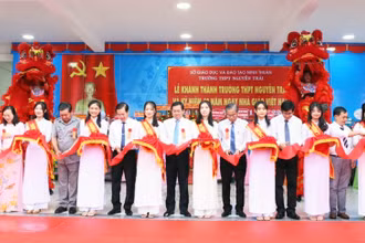 Lãnh đạo tỉnh Ninh Thuận và Ban giám hiệu nhà trường cắt băng khánh thành Trường THPT Nguyễn Trãi. 
