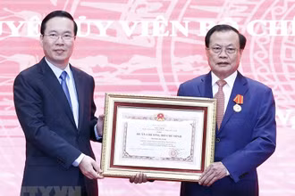 Chủ tịch nước Võ Văn Thưởng trao Huân chương Hồ Chí Minh tặng đồng chí Phạm Quang Nghị, nguyên Ủy viên Bộ Chính trị, nguyên Bí thư Thành uỷ Hà Nội. 