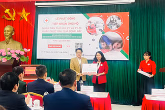 Trung ương Hội Chữ thập đỏ Việt Nam tiếp nhận ủng hộ của các đơn vị, doanh nghiệp.