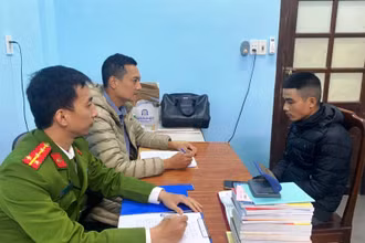 Đối tượng Lê Tuấn Lương tại cơ quan Công an. (ảnh: Công an cung cấp)
