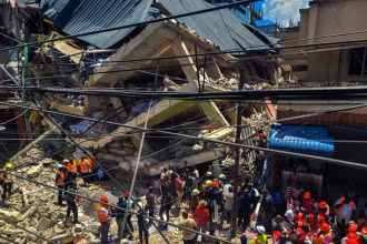 Hiện trường vụ sập tòa nhà ở Kariakoo, Dar es Salaam (Tanzania), ngày 16/11/2024. (Ảnh: THX/TTXVN)