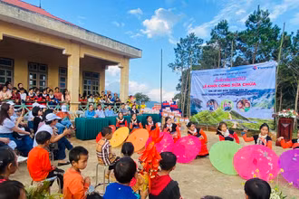 Học sinh của trường TH-THCS Tà Xùa biểu diễn văn nghệ.