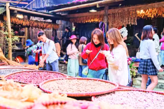 Sa Pa là một trong những điểm đến được yêu thích trong dịp nghỉ lễ 30/4 - 1/5. Trong ảnh: Du khách tham quan bản Cát Cát. (Ảnh MINH TÚ)