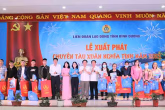 Lãnh đạo tỉnh Bình Dương trao quà cho công nhân lao động trước lúc lên tàu về quê đón Tết.