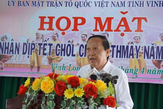 Phó Bí thư thường trực Tỉnh ủy Vĩnh Long Nguyễn Thành Thế phát biểu tại buổi họp mặt. 