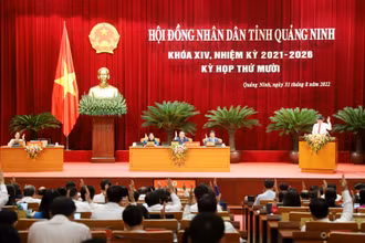 Biểu quyết thông qua Nghị quyết hỗ trợ học phí cho học sinh.
