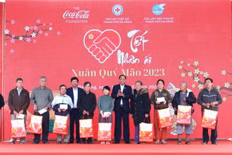 Phó Chủ tịch Quốc hội Trần Quang Phương trao quà cho hộ dân có hoàn cảnh khó khăn bị thiệt hại do thiên tai năm 2022.