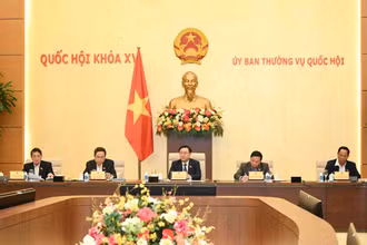 Chủ tịch Quốc hội Vương Đình Huệ và các Phó Chủ tịch Quốc hội dự và chủ trì cuộc họp. (Ảnh: Duy Linh)