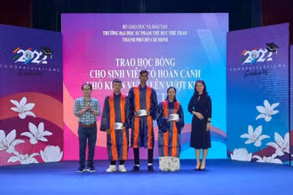 Các nhà tài trợ trao học bổng cho các sinh viên nghèo vượt khó học tập.
