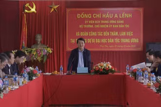 Đồng chí Hầu A Lềnh làm việc tại Trường dự bị đại học dân tộc Trung ương.
