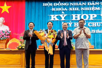 Lãnh đạo tỉnh Bình Định tặng hoa chúc mừng đồng chí Phạm Anh Tuấn được bầu giữ chức Chủ tịch UBND tỉnh Bình Định. 