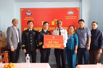 Các đơn vị bàn giao nhà tình nghĩa cho gia đình ông Nguyễn Hữu Vang, trú tại phường Trung Sơn, thành phố Sầm Sơn, tỉnh Thanh Hóa.