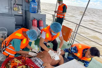 Lực lượng chức năng sơ cứu nạn nhân và đưa vào bờ điều trị. (Ảnh: Đồn Biên phòng Hàm Luông cung cấp).