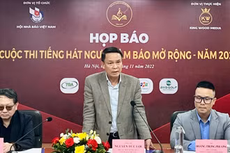 Ban tổ chức cuộc thi trả lời các câu hỏi của phóng viên tại cuộc họp báo.