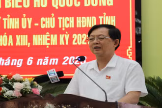 Đồng chí Bí thư Tỉnh ủy Hồ Quốc Dũng phát biểu tại buổi tiếp xúc cử tri thị xã Hoài Nhơn.