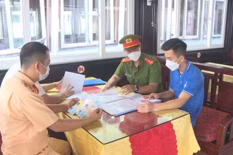 Cảnh sát giao thông đường thủy phối hợp với lực lượng chức năng tăng cường kiểm tra các quy định bảo đảm an toàn cho du khách.