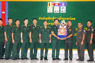 Bộ đội Biên Phòng An Giang chúc lực lượng vũ trang Vương quốc Campuchia đón Tết cổ truyền đầm ấm. (Ảnh: Bộ đội Biên phòng An Giang)