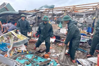 Cán bộ, chiến sĩ Đồn Biên phòng Cửa Việt (Bộ Chỉ huy Bộ đội biên phòng Quảng Trị) giúp đỡ nhân dân khắc phục hậu quả mưa bão. (Ảnh: Bộ đội biên phòng cung cấp)