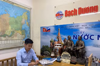 Ninh Văn Tiến với bộ sưu tập huân chương, huy chương và huy hiệu Liên Xô (trước đây) và nước Nga. 