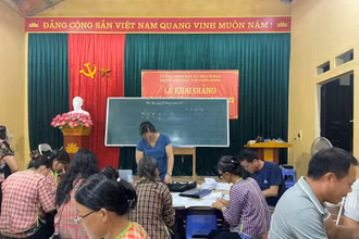 Lớp học xoá mù chữ ở thôn Nà Sla, xã Thạch Đạn, huyện Cao Lộc, tỉnh Lạng Sơn.