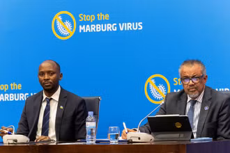Tổng giám đốc WHO Tedros Adhanom Ghebreyesus cùng Bộ trưởng Bộ Y tế Rwanda, Sabin Nsanzimyyana phát biểu tại cuộc họp báo về đợt bùng phát virus Marburg. (Ảnh Reuters)