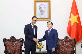 Phó Thủ tướng Chính phủ Lê Minh Khái tiếp Quốc vụ khanh Bộ Kinh tế, Giáo dục và Nghiên cứu Thụy Sĩ Dominique Paravicini.