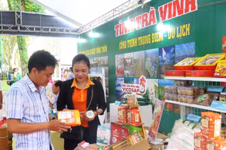 Tìm hiểu các sản phẩm được chế biến từ dừa sáp tại gian hàng tỉnh Trà Vinh.