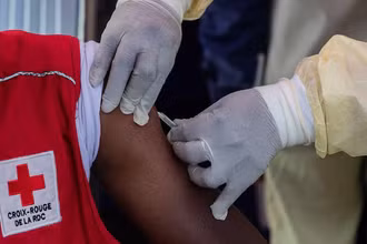 Một viên chức y tế Congo tiêm vaccine đậu mùa khỉ cho một nhân viên Hội Chữ thập đỏ Congo. Ảnh: Reuters