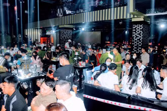 Lực lượng công an kiểm tra, khám xét trong vũ trường Hoàng Gia (D.O.M Club)- Ảnh do cơ quan công an cung cấp.