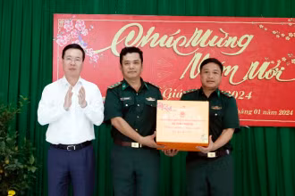 Chủ tịch nước Võ Văn Thưởng tặng quà Đồn biên phòng Thổ Châu.