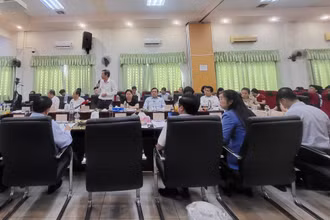 Đại diện sở Y tế Thành phố Hồ Chí Minh báo cáo tại buổi giám sát.