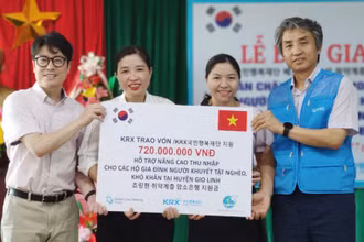 Đại diện Ban Thường vụ Hội Liên hiệp Phụ nữ huyện Gio Linh thay mặt các hộ gia đình tiếp nhận vốn từ nhà tài trợ.