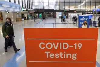 Một tấm biển quảng cáo xét nghiệm COVID-19 tại Sân bay Quốc tế Logan ở Boston, Massachusetts, Mỹ ngày 22 tháng 11 năm 2021. (Nguồn: Reuters) 