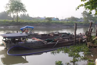 2 phương tiện khai thác cát trái phép bị Công an huyện Mang Thít bắt giữ rạng sáng 3/3. 