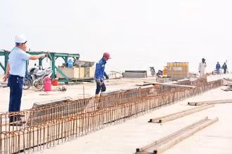Được bàn giao mặt bằng thi công, cầu vượt đường sắt Diễn Phúc dự kiến thông xe kỹ thuật vào dịp 30/4/2025.