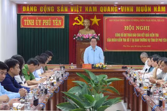 Đồng chí Nguyễn Trọng Nghĩa - Bí thư Trung ương Đảng, Trưởng Ban Tuyên giáo Trung ương, Trưởng Đoàn kiểm tra số 7 công bố dự thảo kết luận kiểm tra tại Ban Thường vụ Tỉnh ủy Phú Yên.