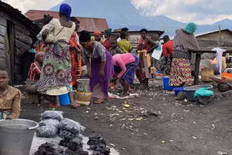 Người dân tại một khu chợ tạm ở Bunagana, một thị trấn biên giới ở phía đông bắc DRC. Ảnh: Tân Hoa xã