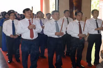 Lãnh đạo tỉnh Đồng Nai dâng hương Chủ tịch Hồ Chí Minh tại Văn miếu Trấn Biên.