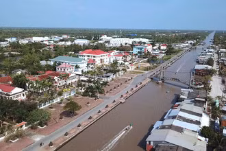 Kênh xáng Lộ Xe đoạn Trung tâm hành chính huyện Cái Nước vừa xảy ra vụ hai trẻ tử vong do đuối nước. 