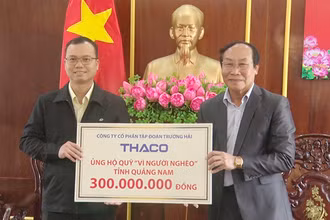 Đại diện THACO trao biểu trưng 300 triệu đồng tặng Quỹ “Vì người nghèo” tỉnh Quảng Nam.